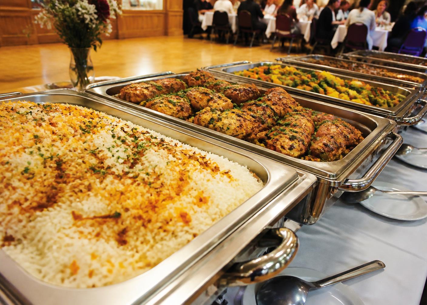 Buffetlinie mit Reisgerichten, Hähnchen und Gemüsebeilagen